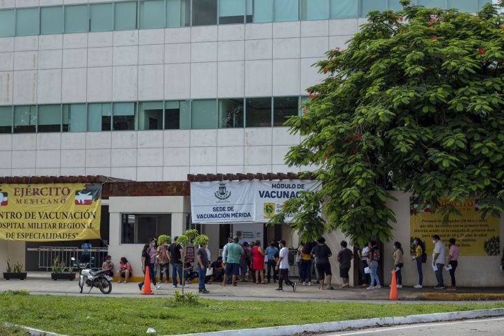 Vacunación de 18 a 29 años en el Hospital Militar de Mérida con gran aforo